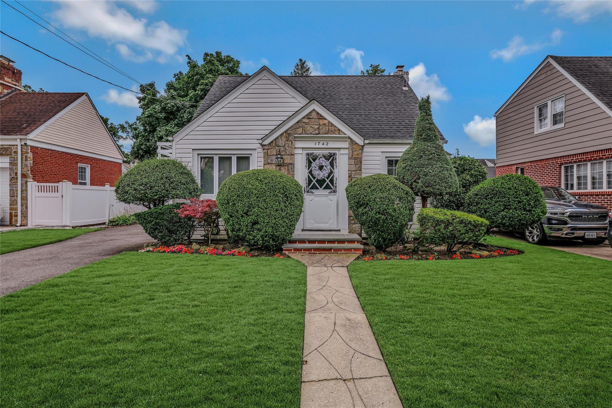 Property Photo: 1742 W End Avenue NY 11040