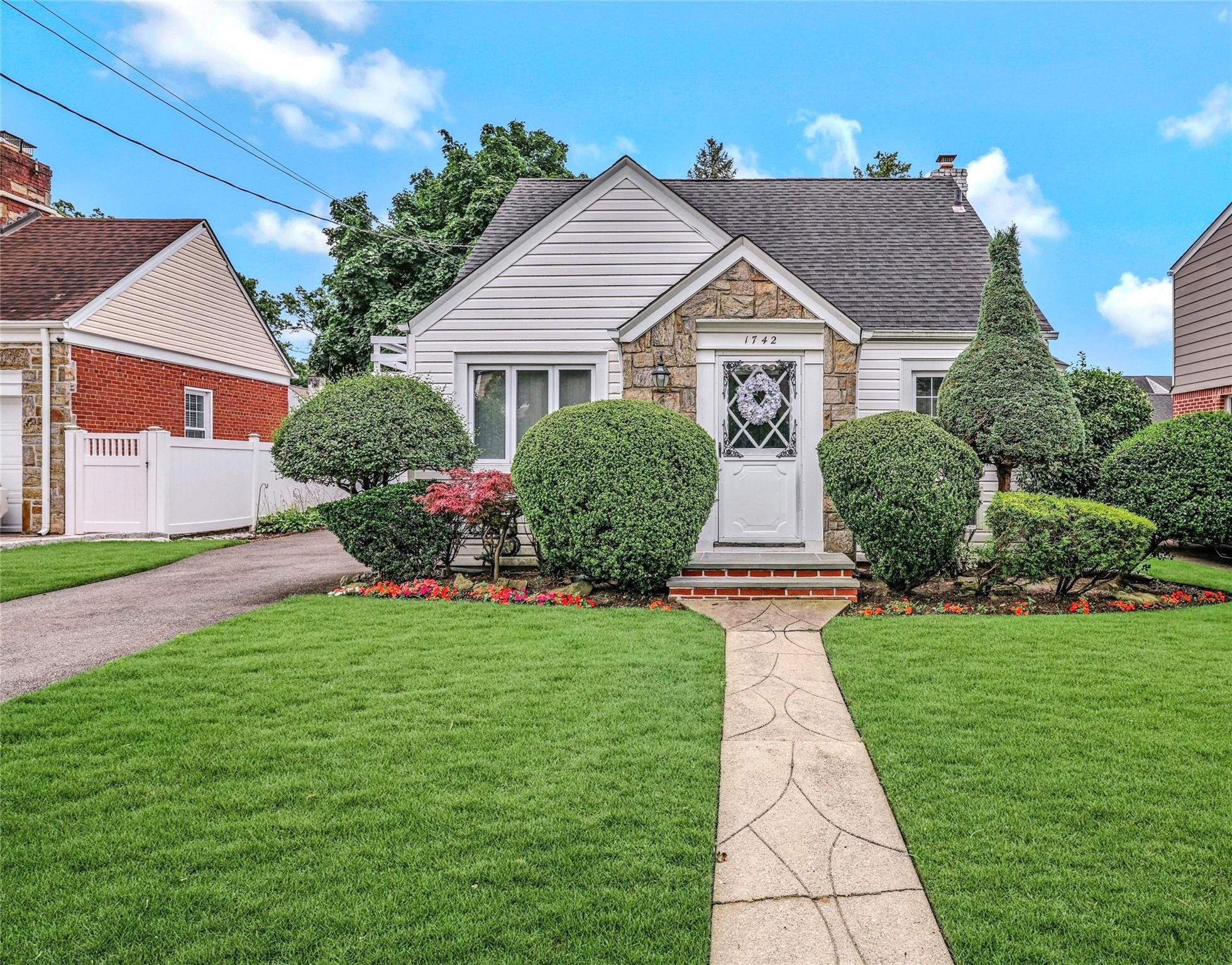 Property Photo: 1742 W End Avenue NY 11040