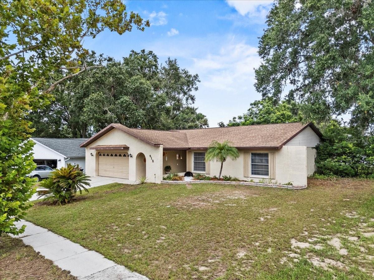 Property Photo: 512 Hilldale Road FL 33510