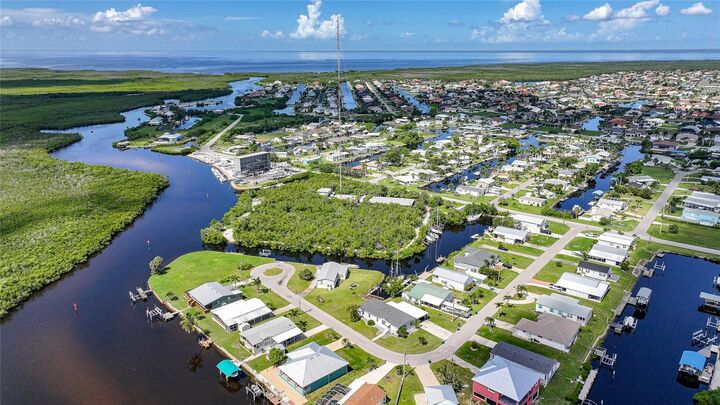 Property Photo: 605 Tahiti Court FL 33950