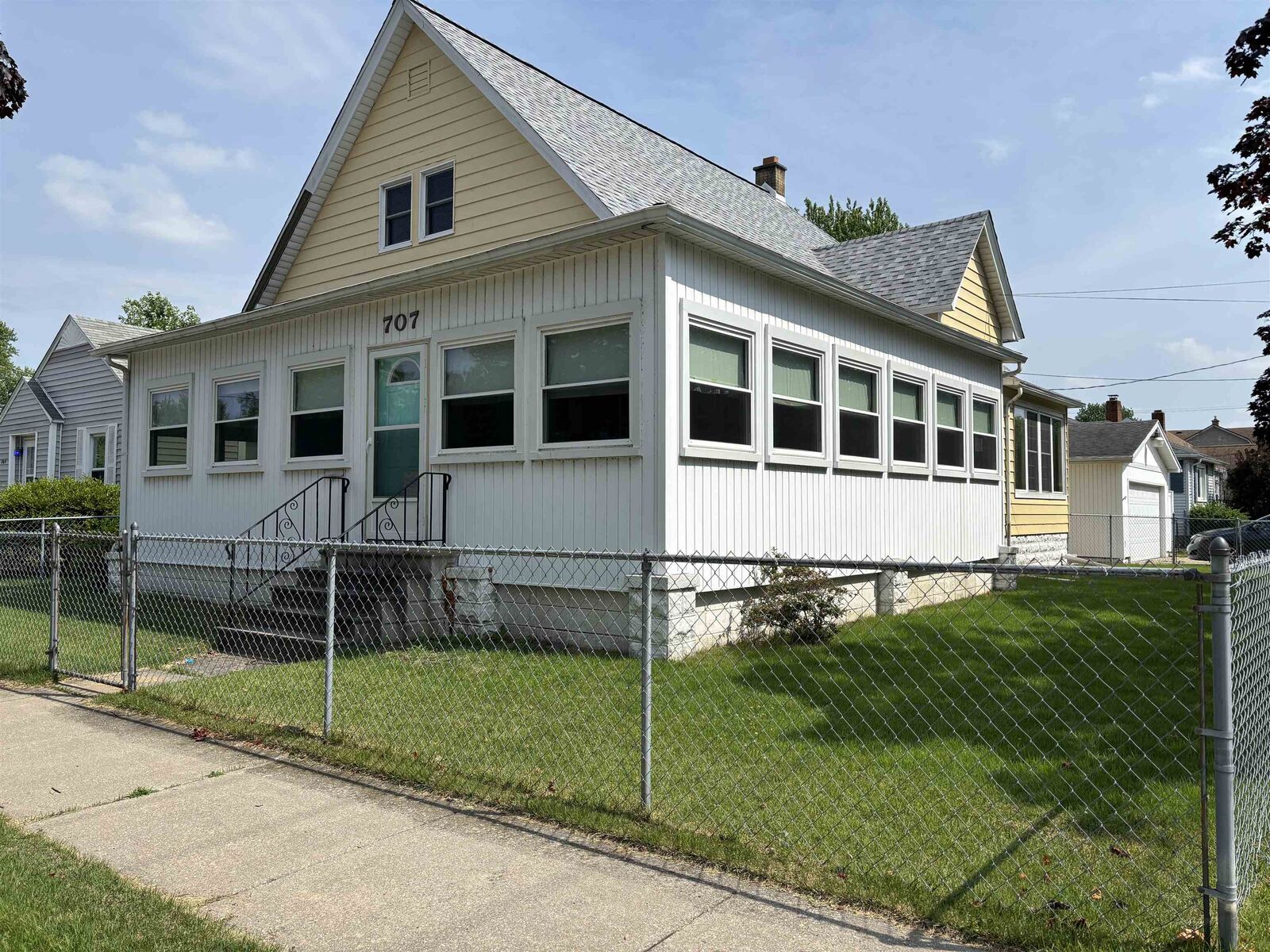 Property Photo:  707 W Jane Street  MI 48706 