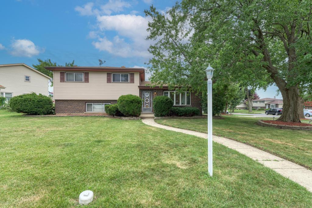 Property Photo: 1795 Jo Ann Lane W IL 60101