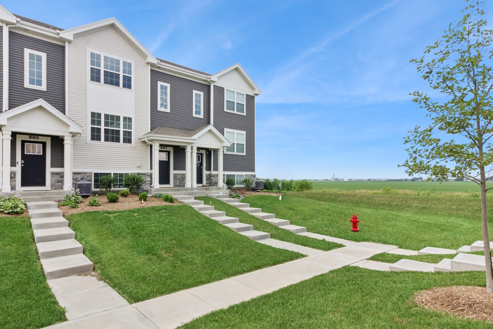 Property Photo: 862 Briar Glen Court IL 60140