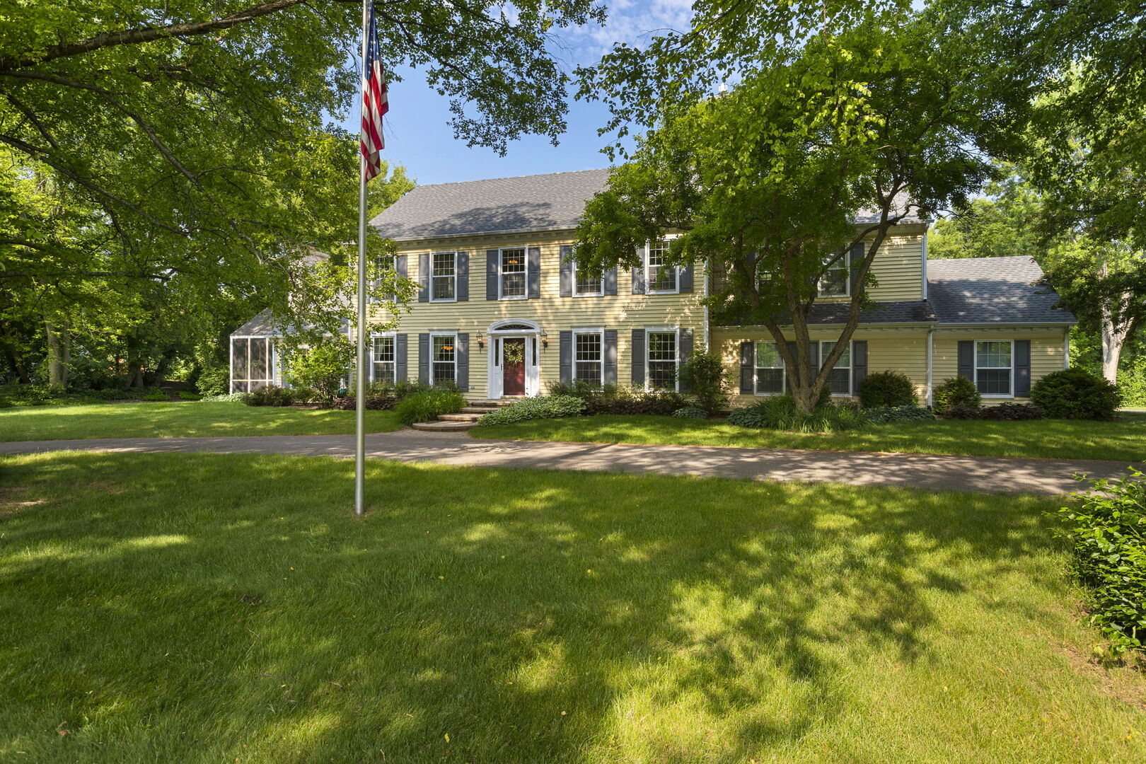 Property Photo: 8 Stone Ridge Drive IL 60010