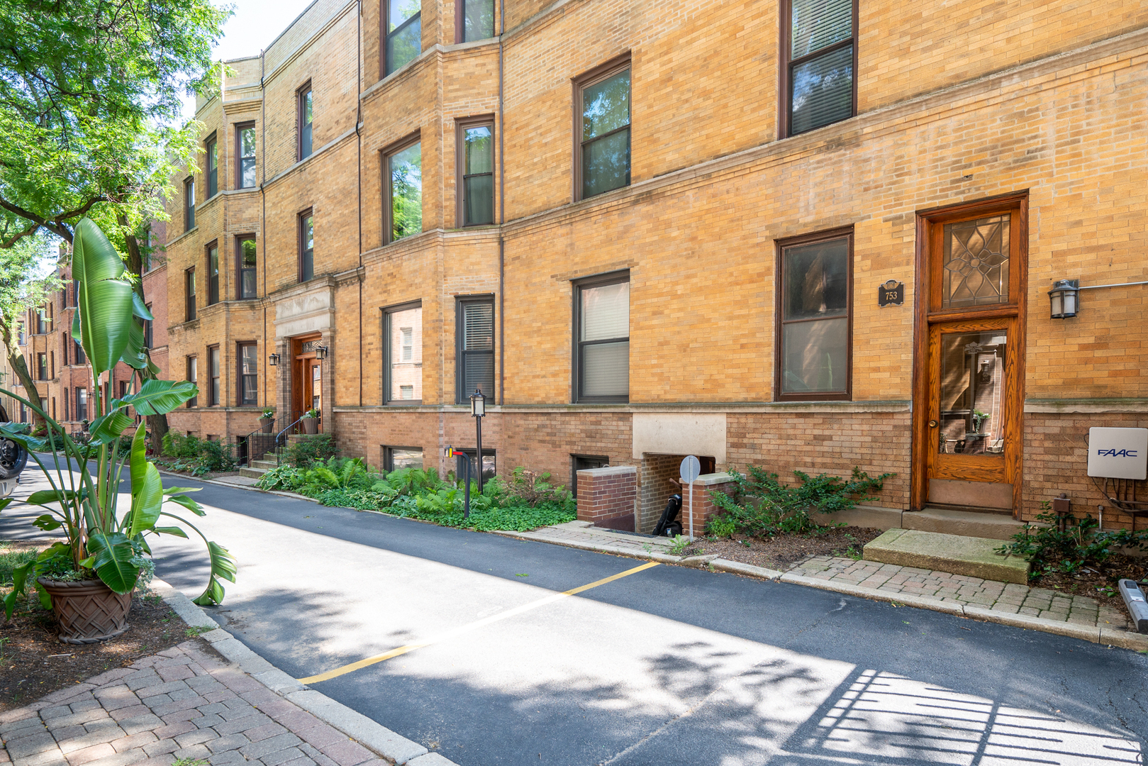 Property Photo: 753 W California Terrace 2 IL 60657