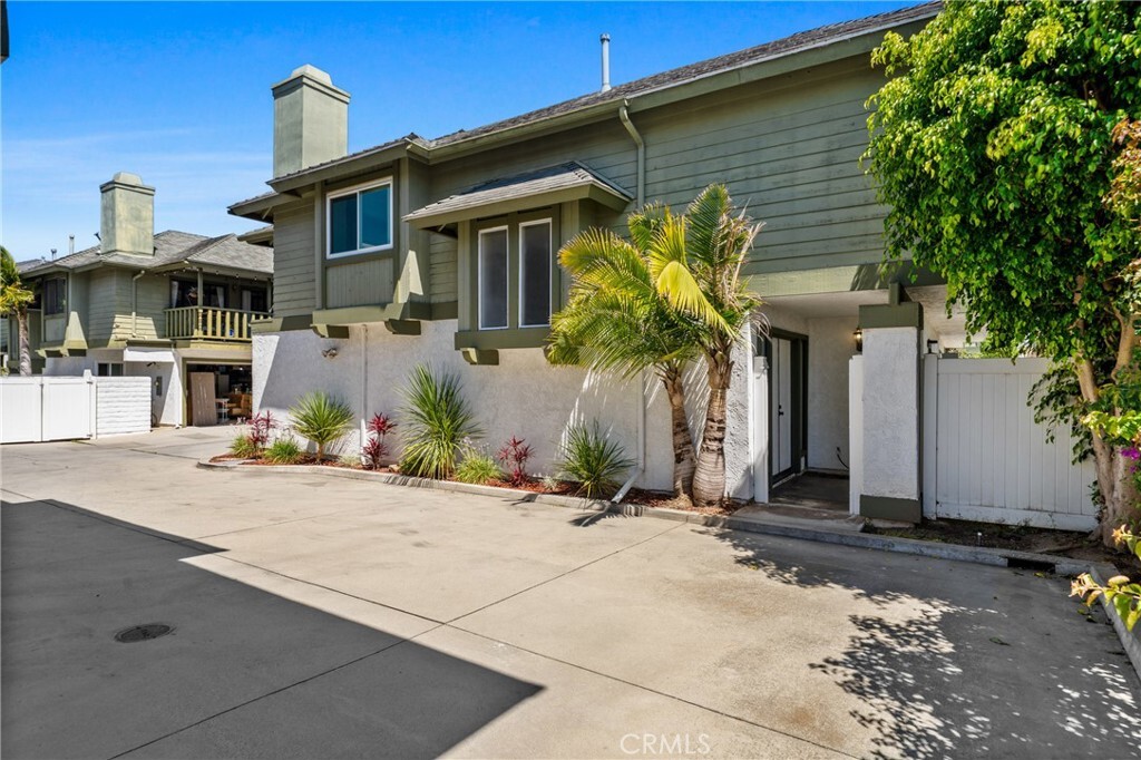 Property Photo:  2231 Pacific Avenue 14  CA 92627 