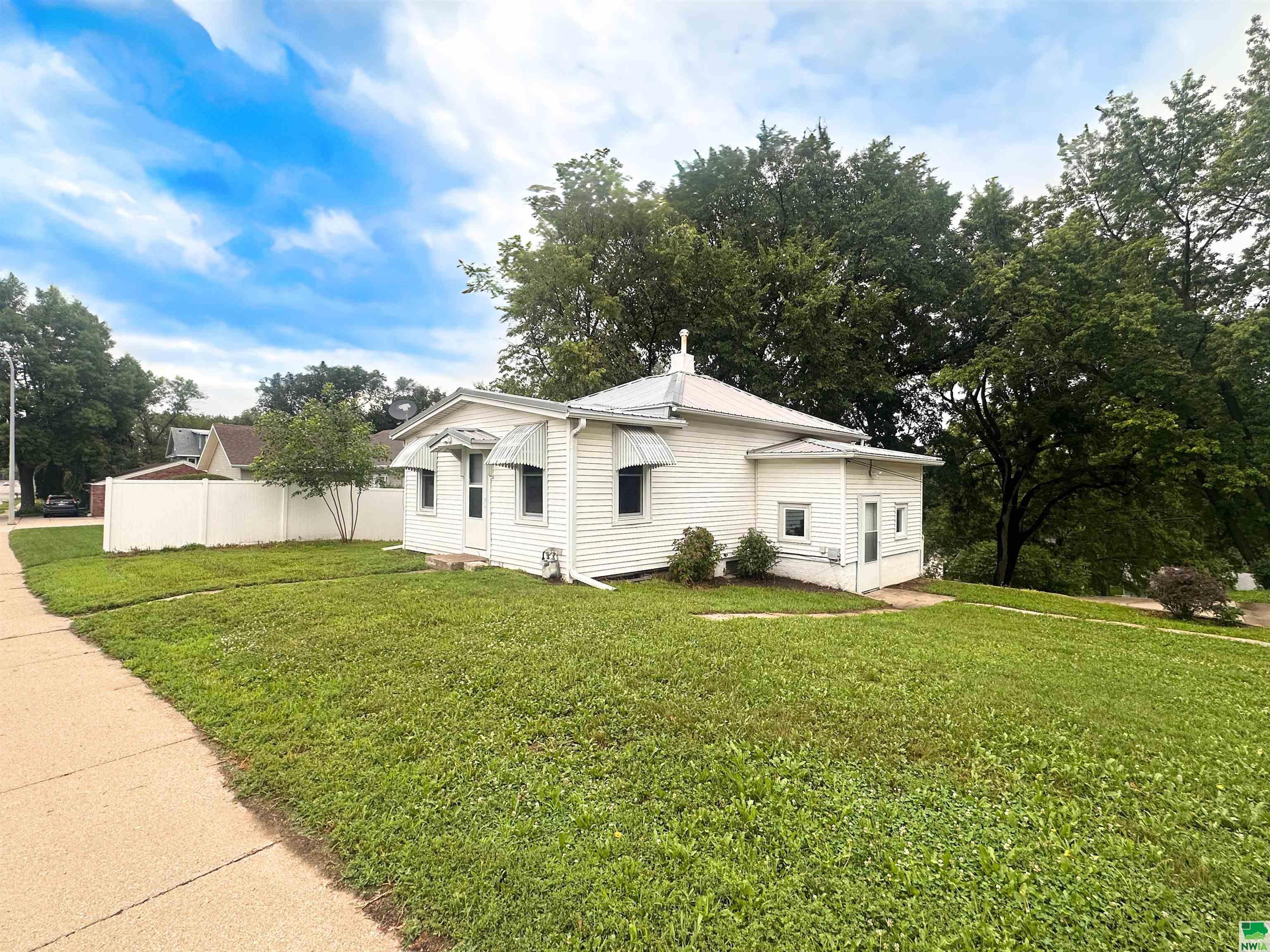 Property Photo: 2848 S Lakeport Street IA 51106