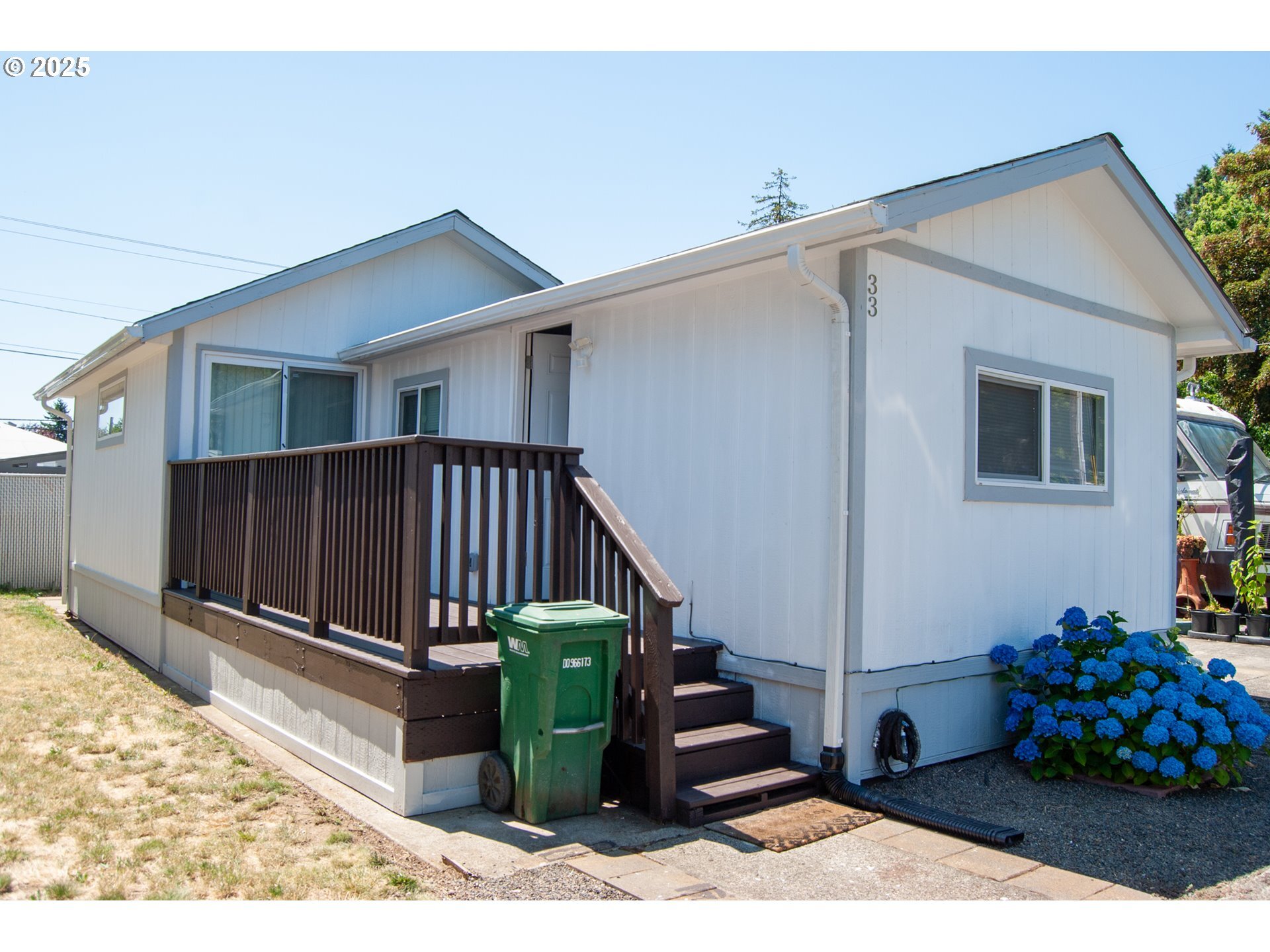 Property Photo: 10901 SE Powell Blvd 33 OR 97266