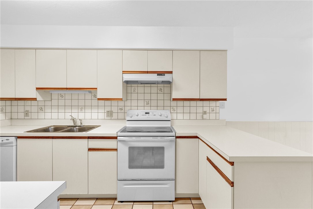 Property Photo: 646 Centre Court SW 102 FL 32962