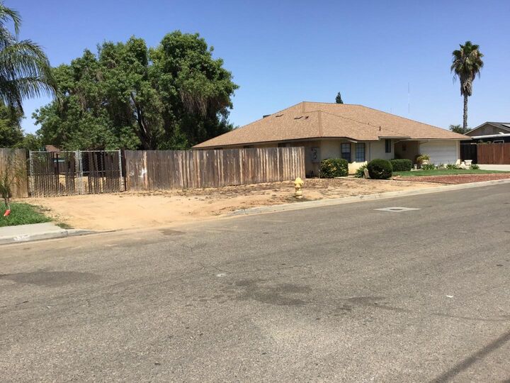 Property Photo:  413,411 Fig Street  CA 93638 