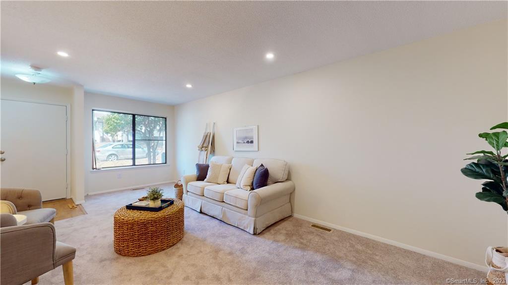 Property Photo: 114 Cottonwood Road 114 CT 06111
