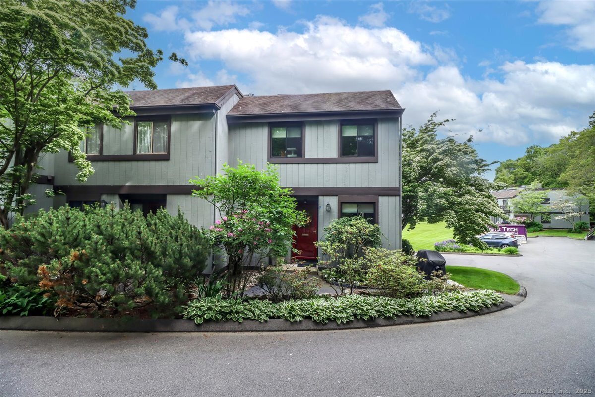 Property Photo: 17 Harbour Village F CT 06405