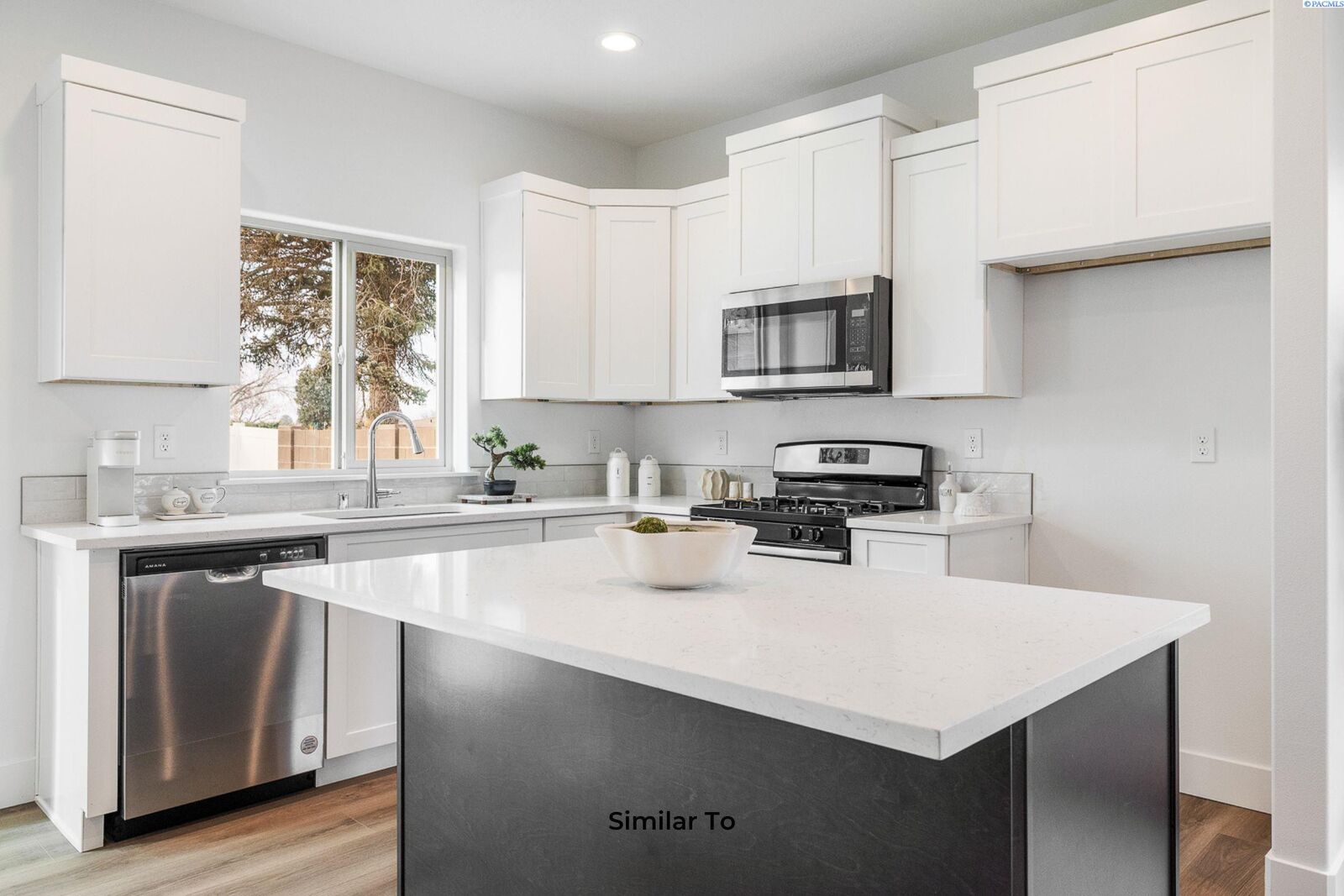 Property Photo:  7480 Grapevine Ct  WA 99353 