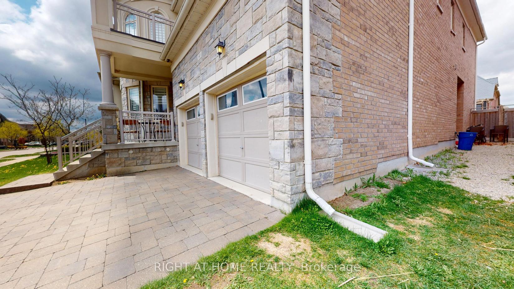 Property Photo:  60 Chesney Crescent  ON L4H 4A5 