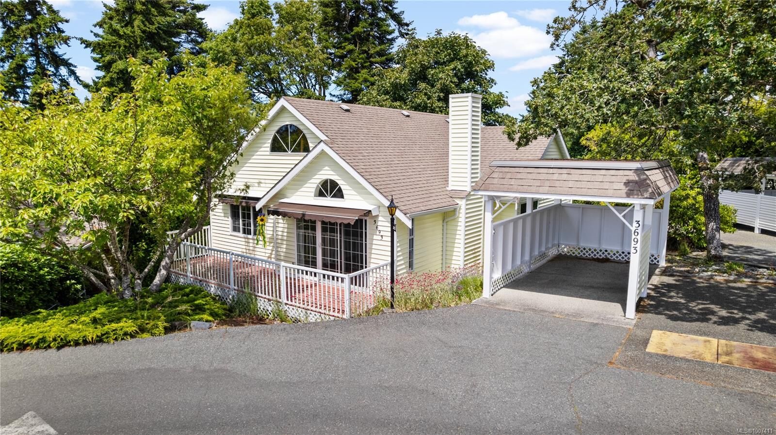 Photo de la propriété:  1507 Queensbury Ave 3693  BC V8P 5M5 