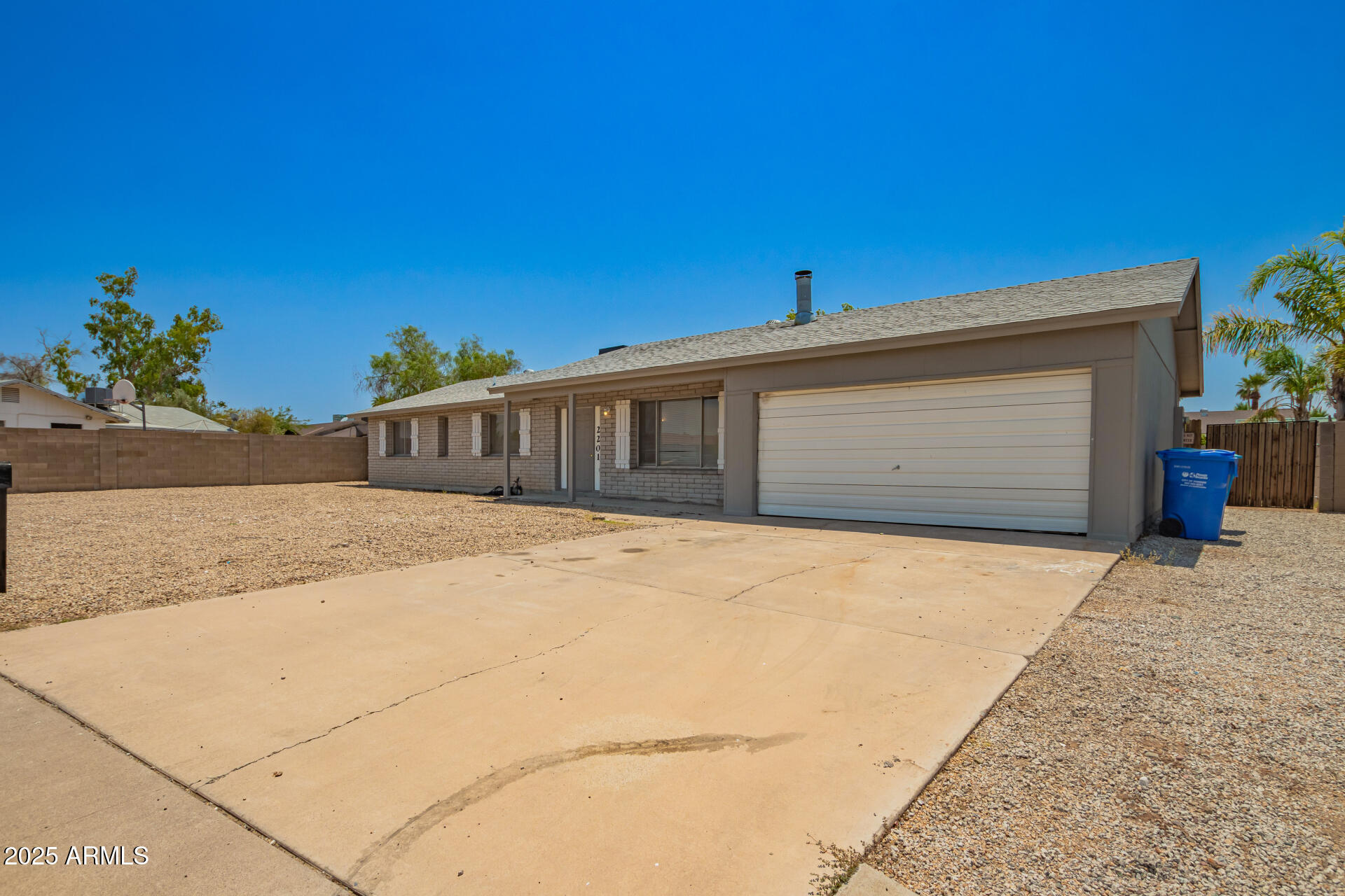 Property Photo: 2201 W Topeka Drive AZ 85027