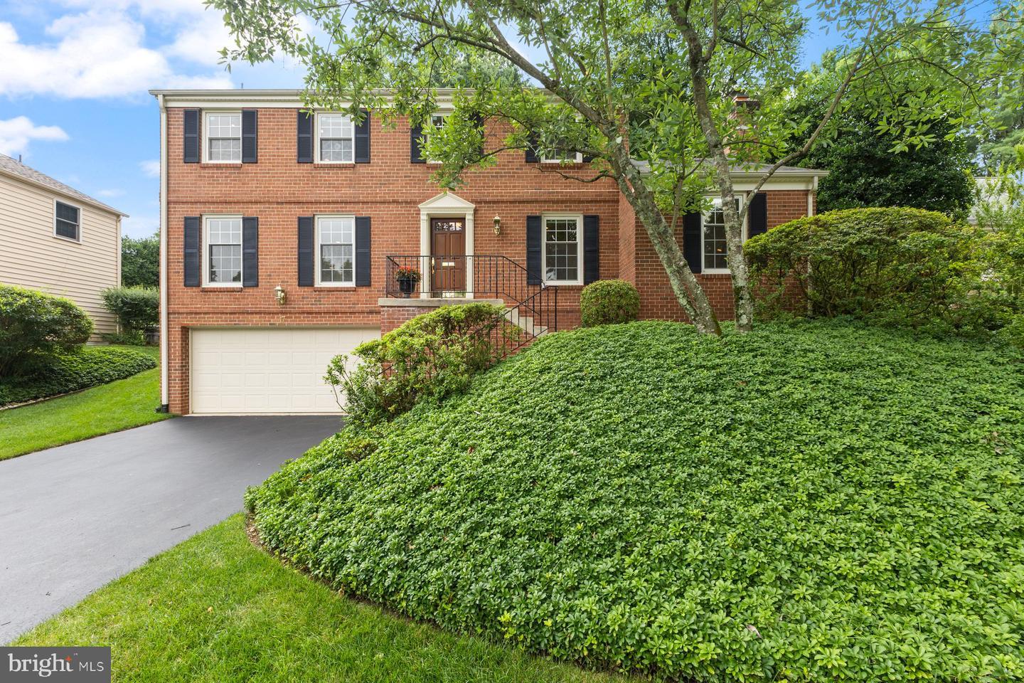 Property Photo: 17 Old Creek Court MD 20854