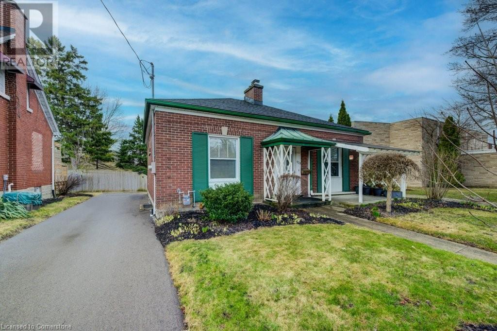 Property Photo:  139 Stirling Avenue South  ON N2G 3N8 