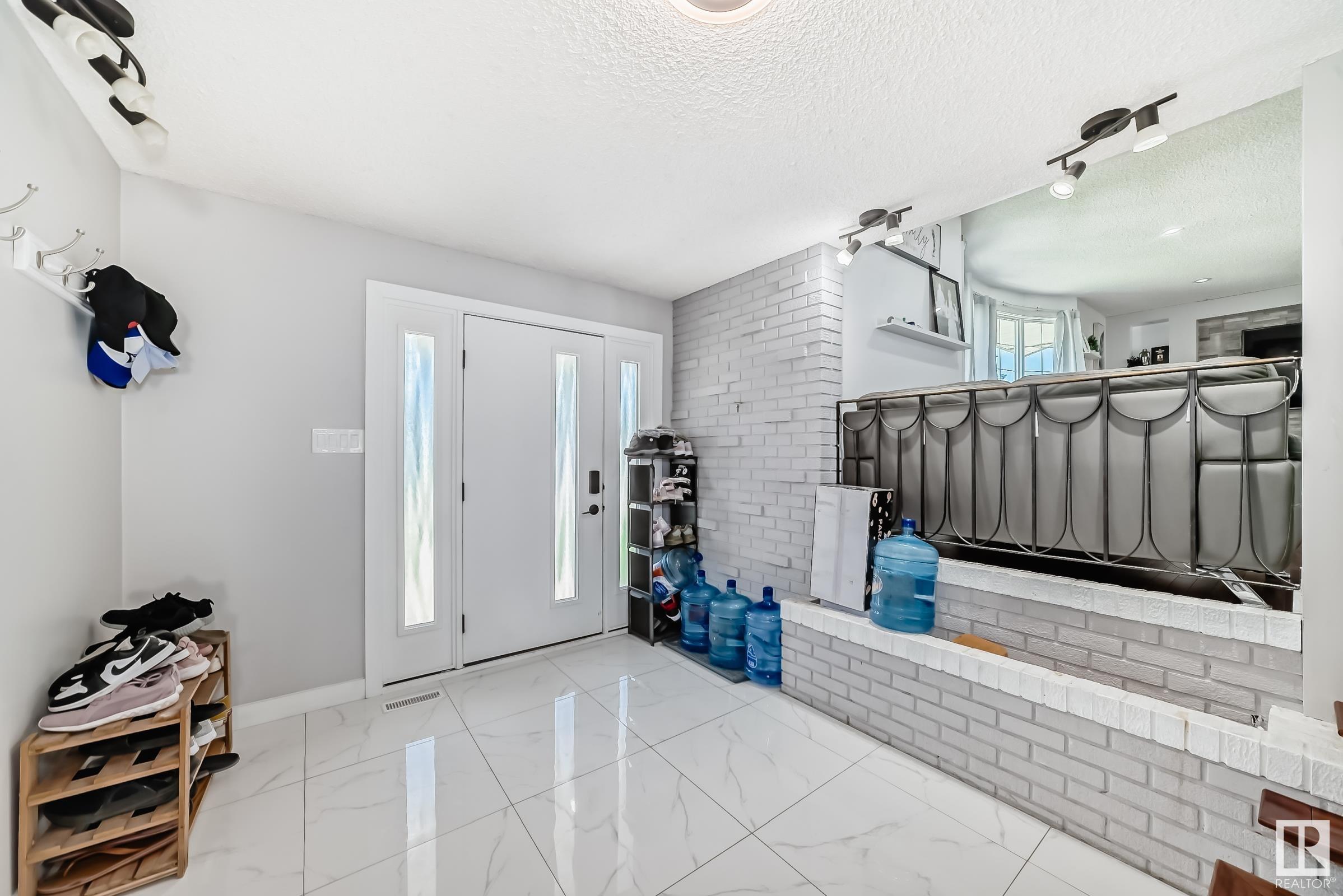714 Lee Ridge Road NW  Edmonton AB T6K 0P2 photo