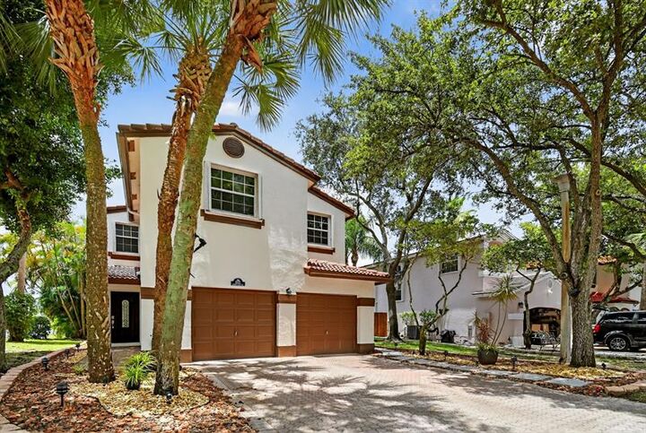 Property Photo:  9861 Fairway Cove Ln  FL 33324 