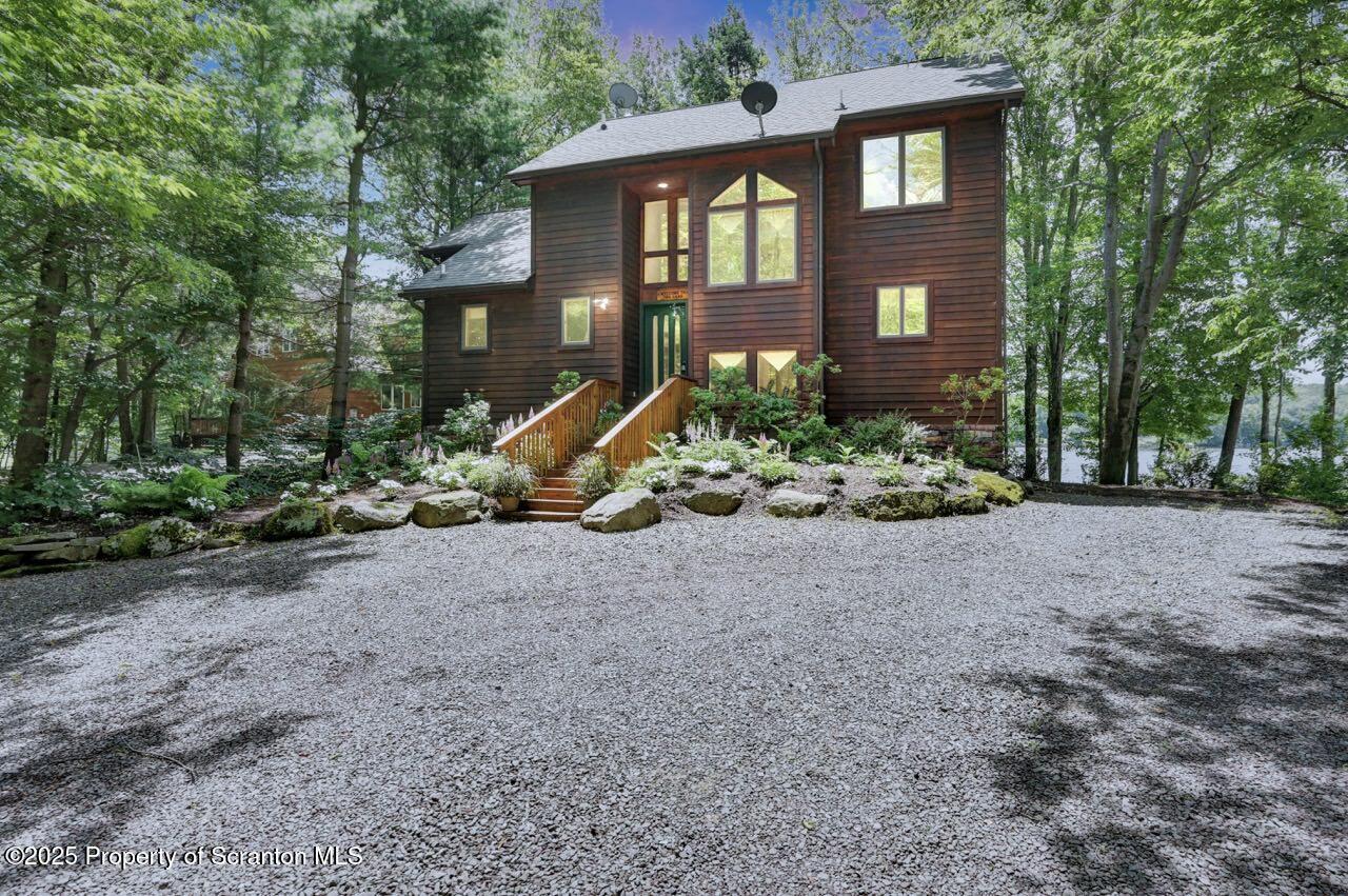 Property Photo: 1753 Rockpoint Court PA 18436