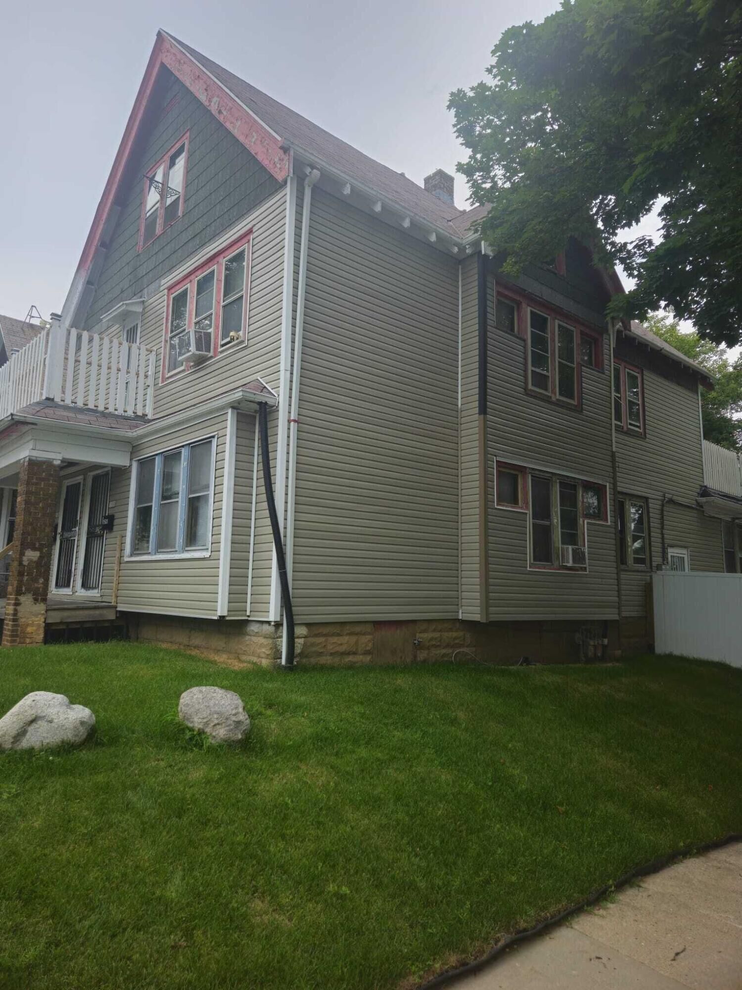Property Photo: 1500 N 33rd St 1502 WI 53208