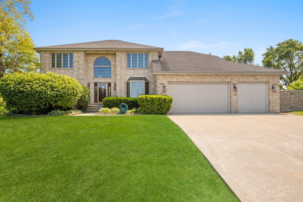 Property Photo: 5 W Niagara Avenue IL 60193