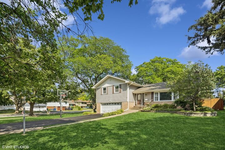 Property Photo: 305 Willowcrest Drive IL 60181