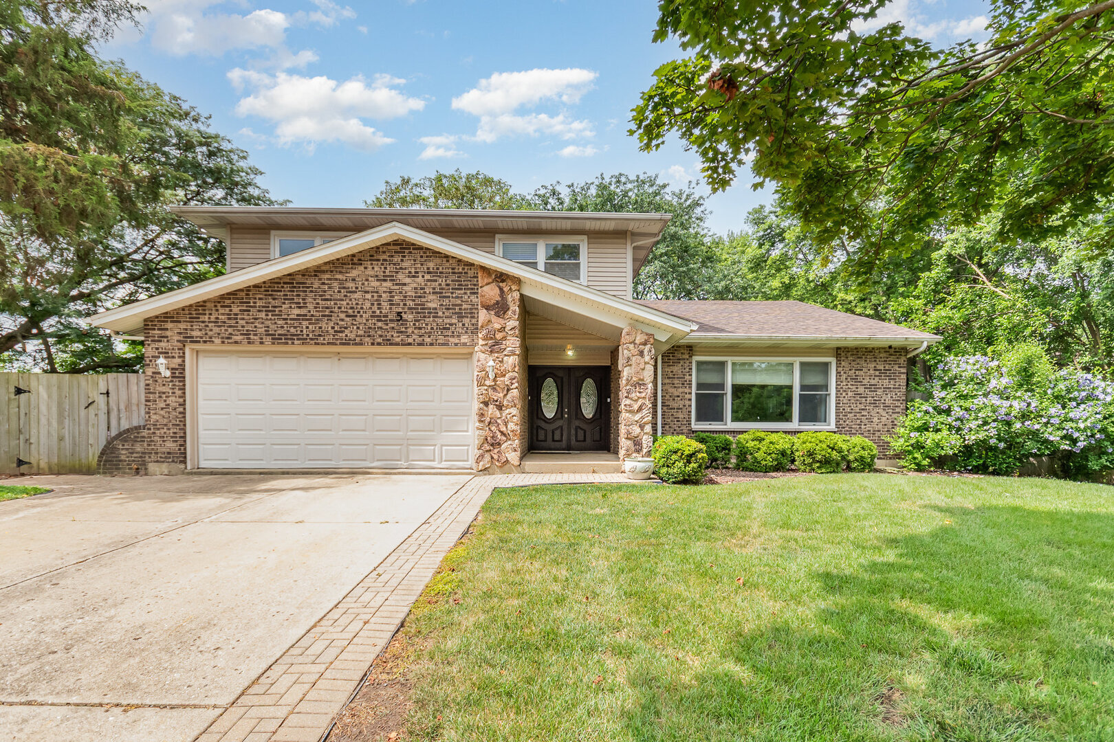 Property Photo:  5 Swan Circle  IL 60440 