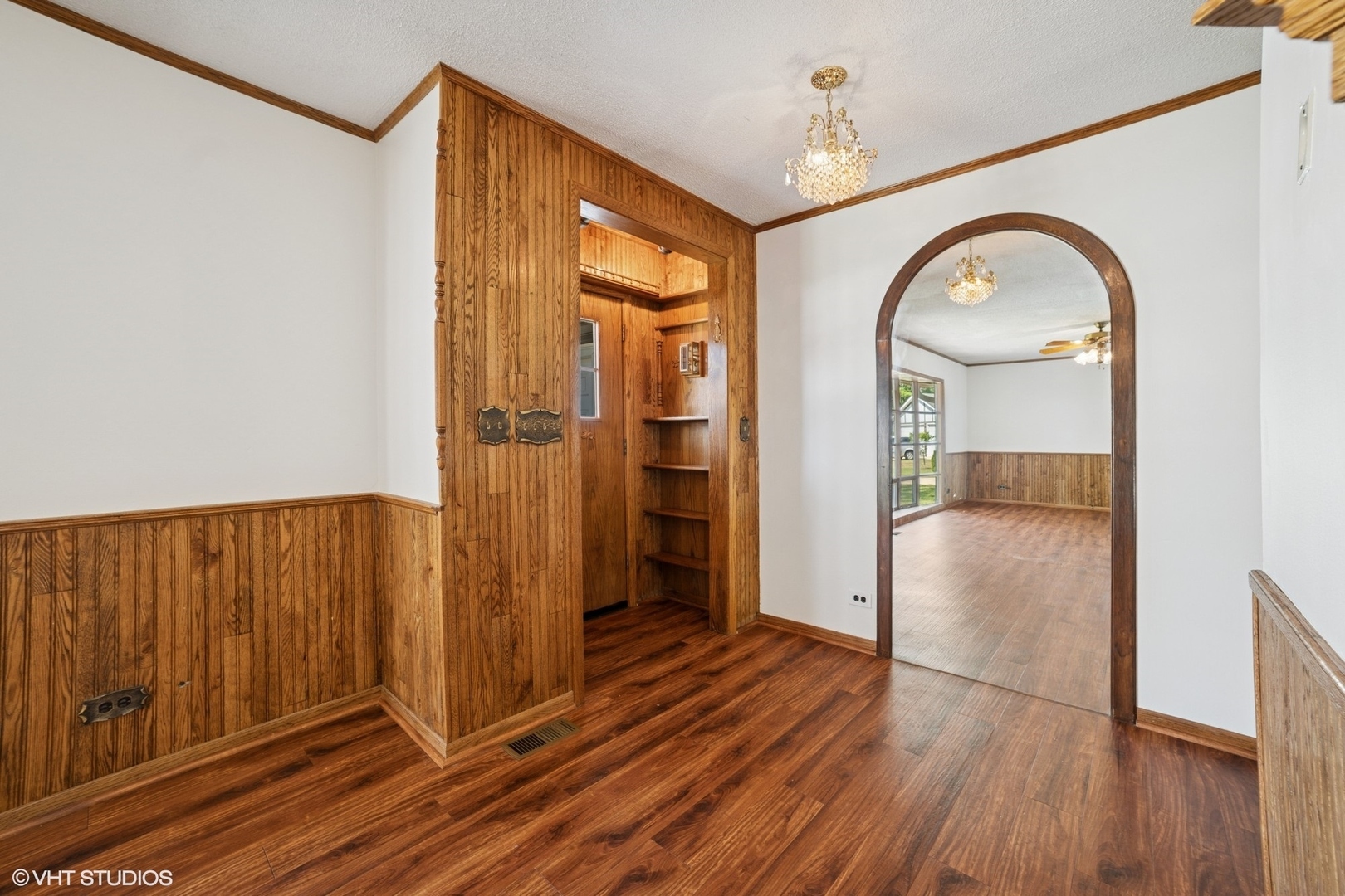 Property Photo: 6 Spring Valley Lane IL 60107