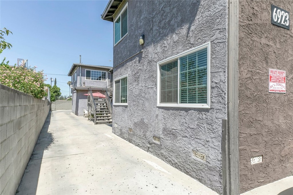 Property Photo:  6923 Ben Avenue  CA 91605 