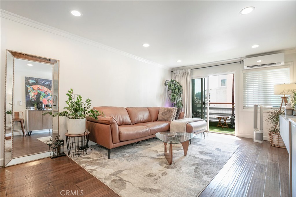 Property Photo: 1119 Albany Street 225 CA 90015