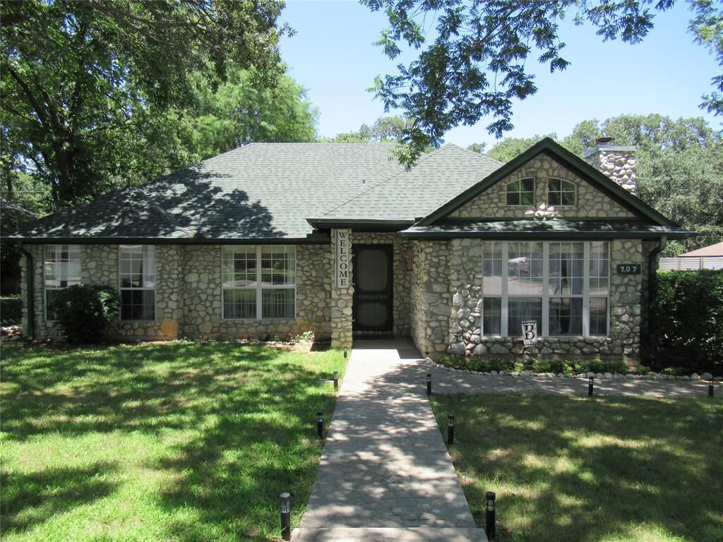 Property Photo: 707 High Crest Drive TX 76020