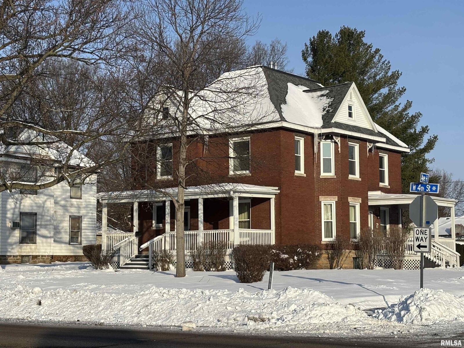 Property Photo:  802 W 4th Street  IL 61081 