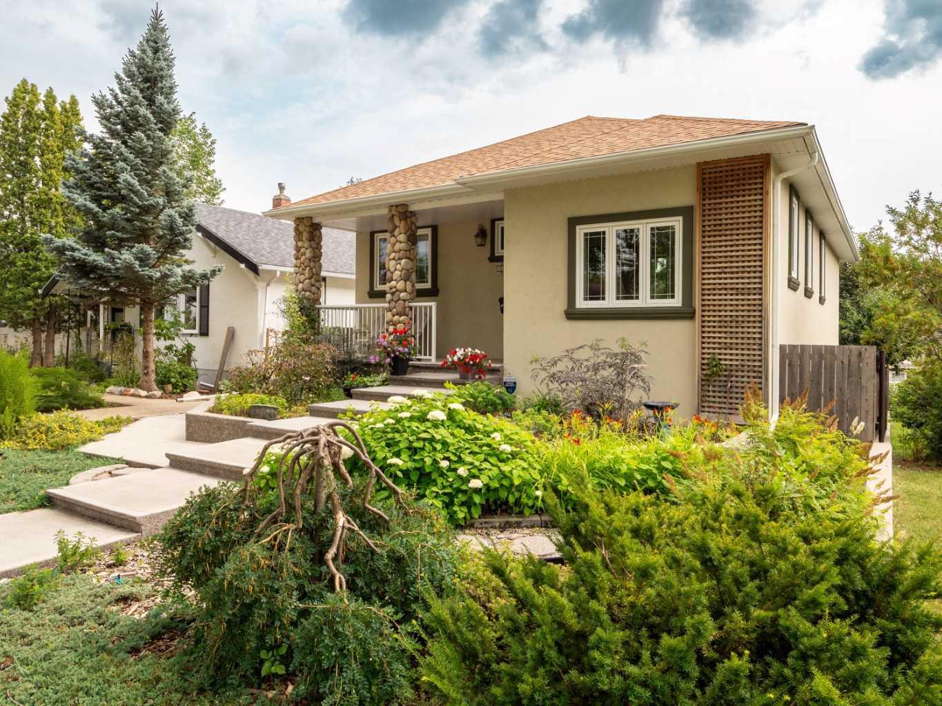 Property Photo:  2006 7 Avenue S  AB T1J 1M6 
