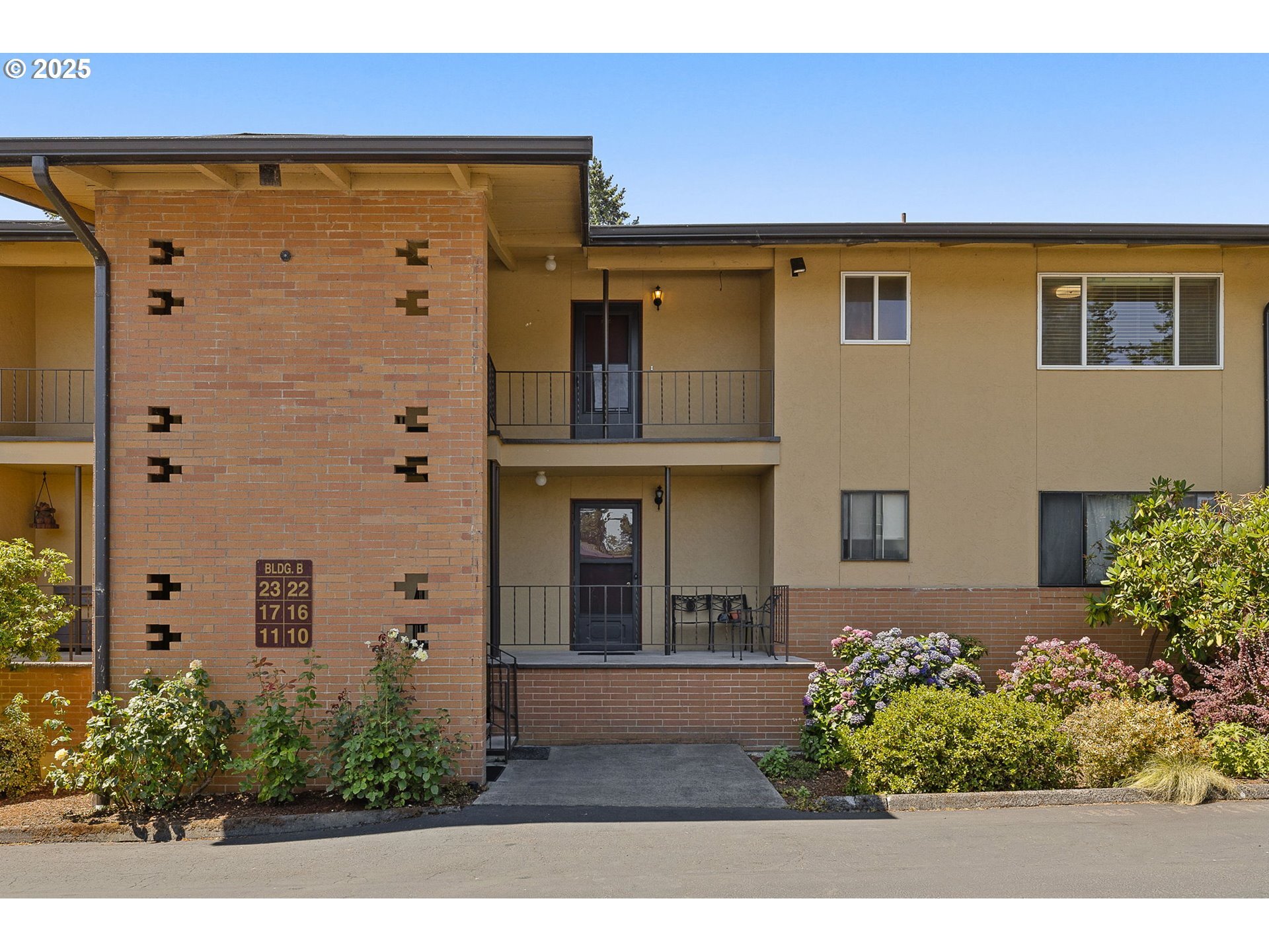 Property Photo:  1400 SE Lava Dr 22  OR 97222 