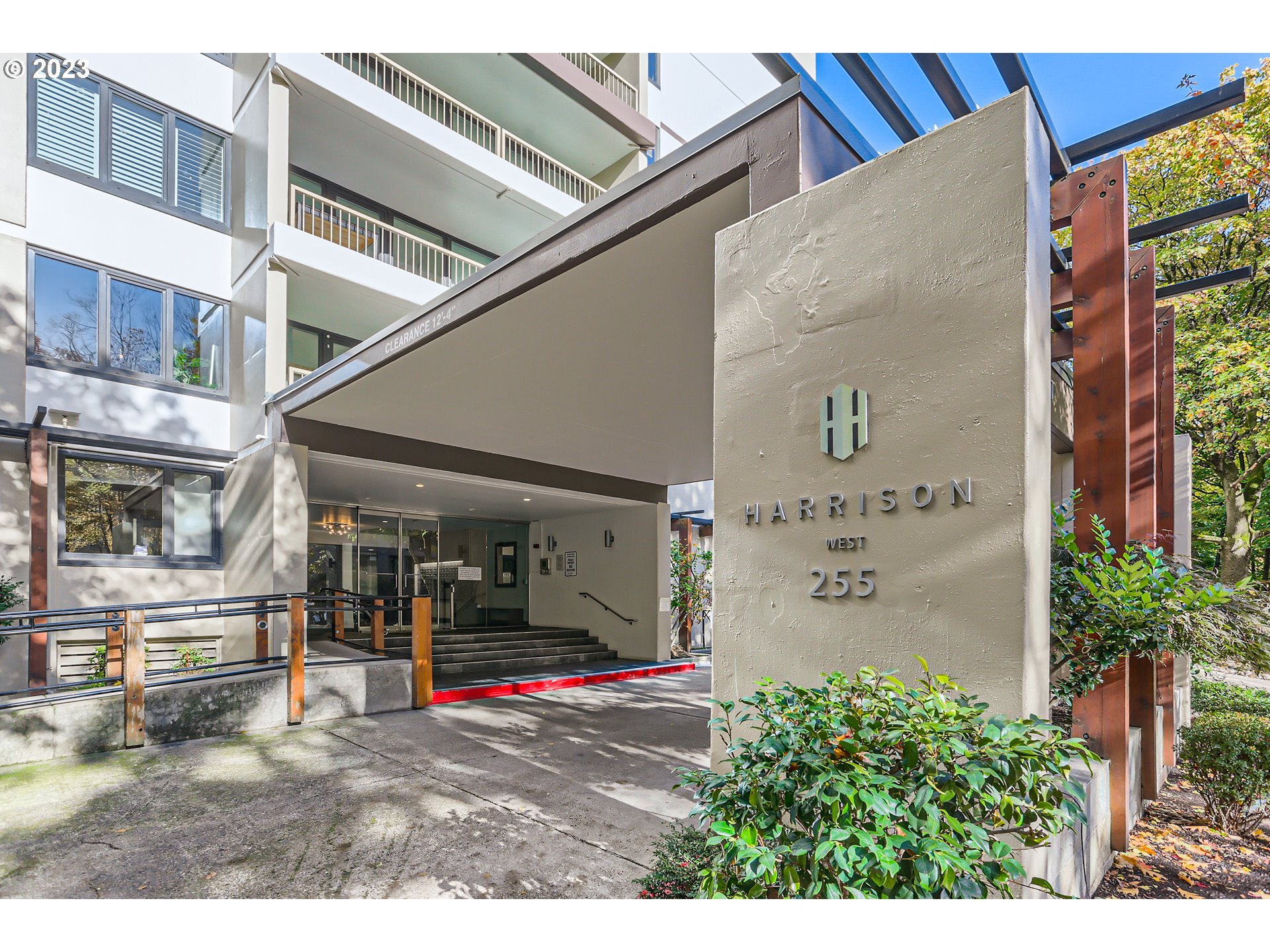 Property Photo: 255 SW Harrison St Th1 OR 97201