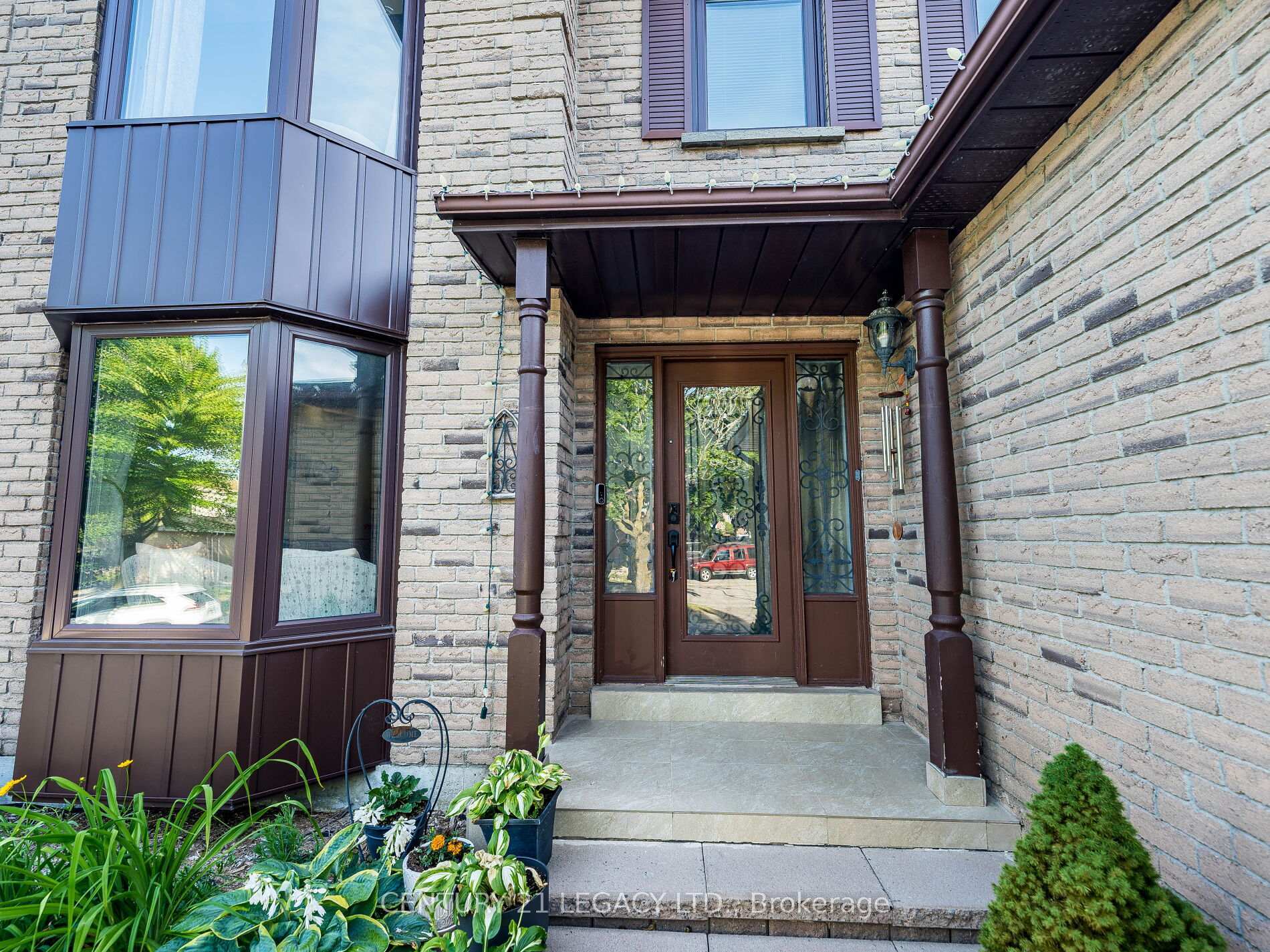 Property Photo:  22 Mayflower Street  ON L1N 8A9 