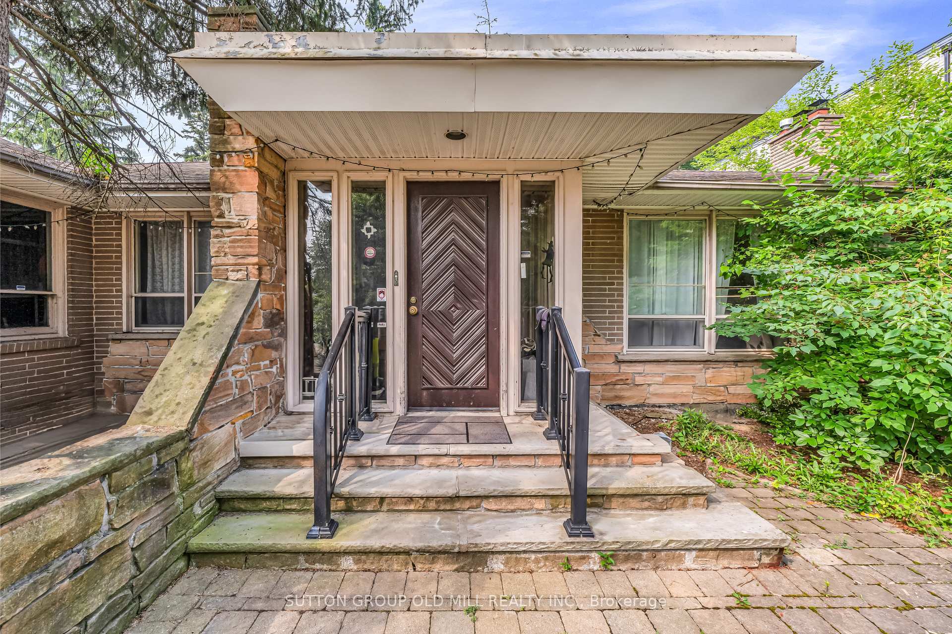 Property Photo: 8 Blaine Drive N ON M3B 2G4