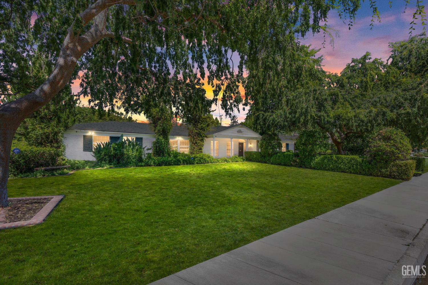Property Photo: 719 Mannel Avenue CA 93263