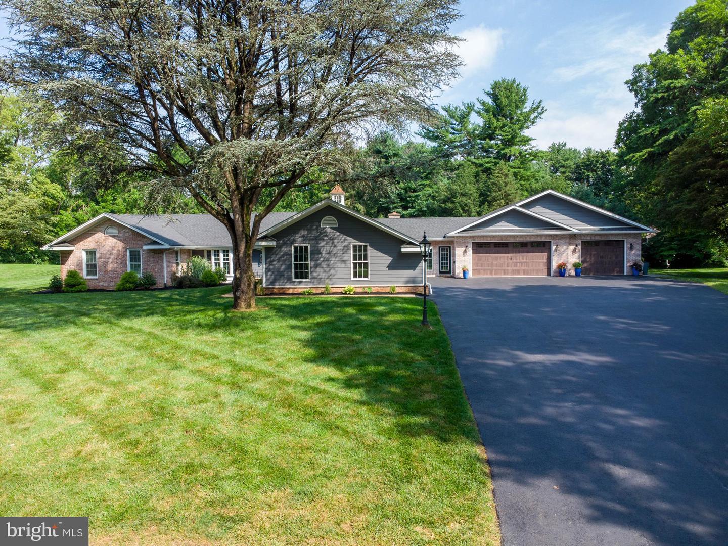Property Photo: 628 Yorkshire Drive PA 17013