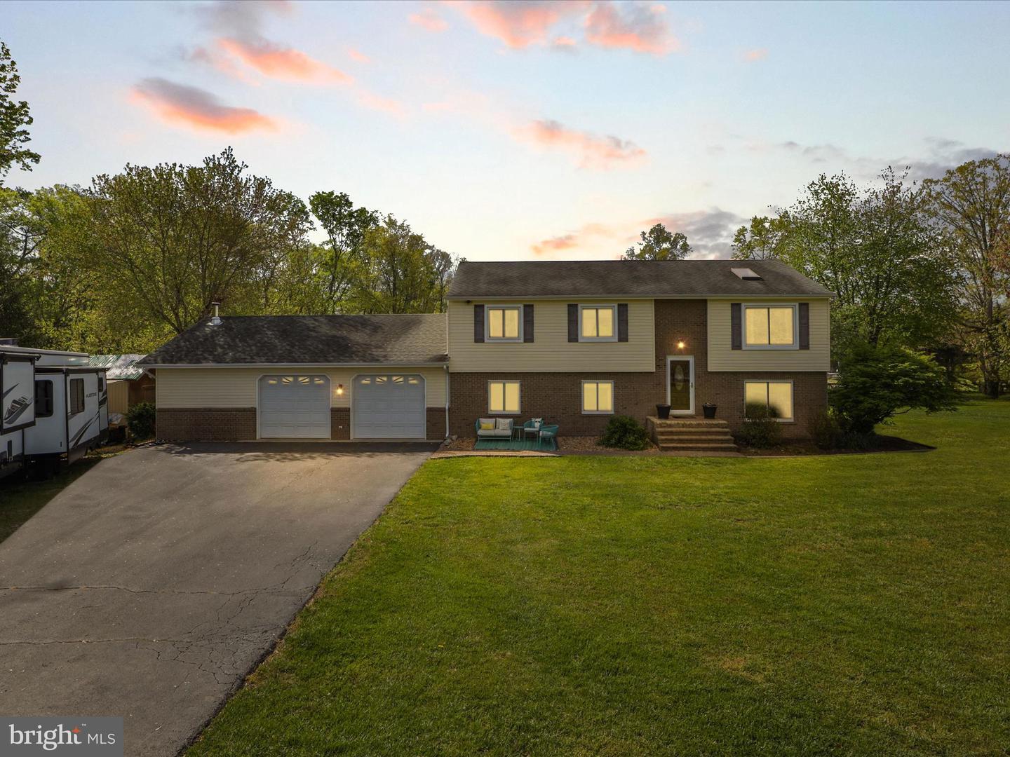 Property Photo: 7264 Twilight Court VA 20187