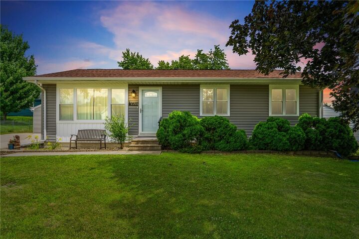 Property Photo:  1637 Elaine Drive NW  IA 52405 