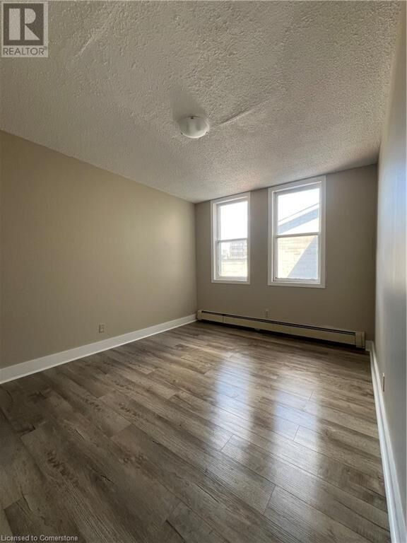 Photo de la propriété:  827 King Street East 3  ON N3H 1V8 