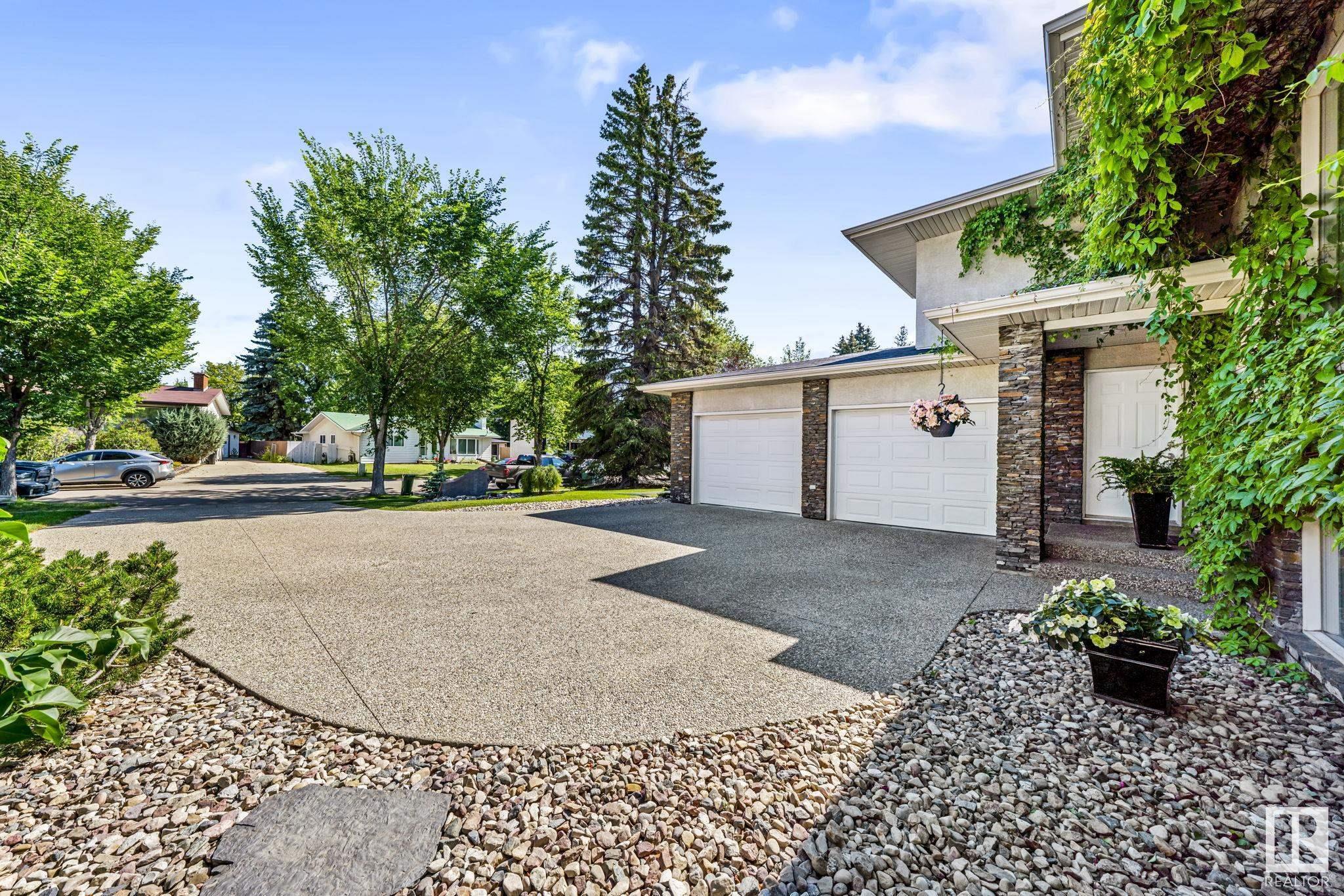 Property Photo:  16207 Patricia Drive NW  AB T5R 5N3 