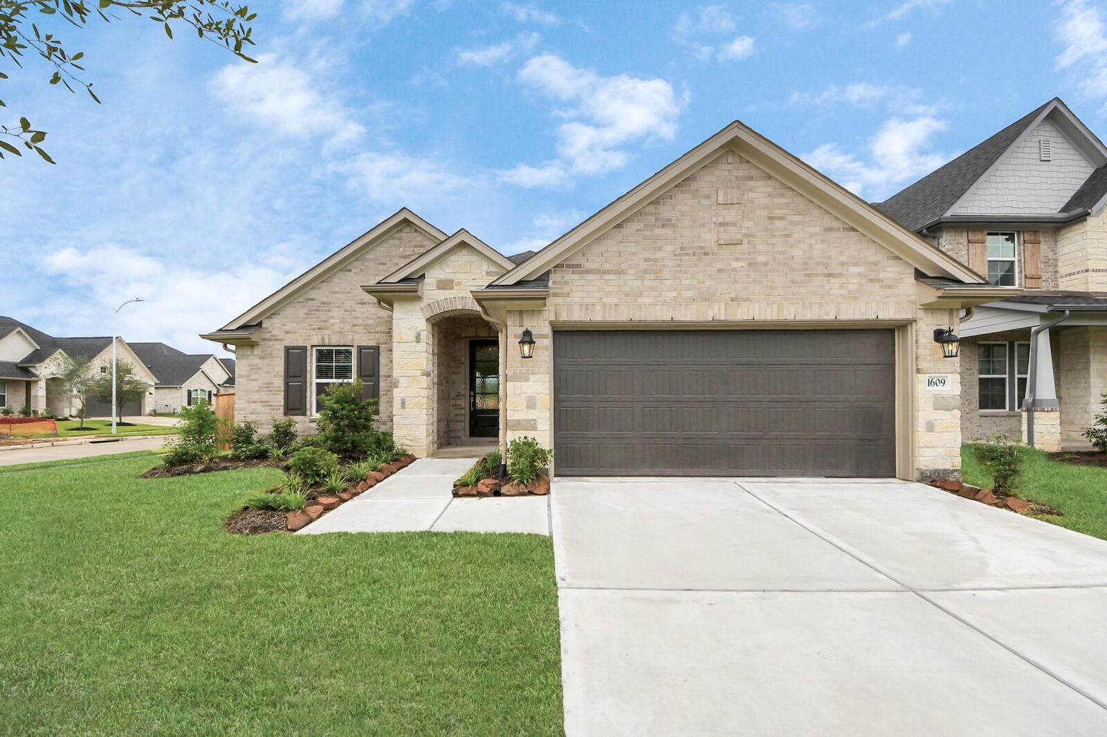 Property Photo: 1609 Willow Oak Way TX 77581