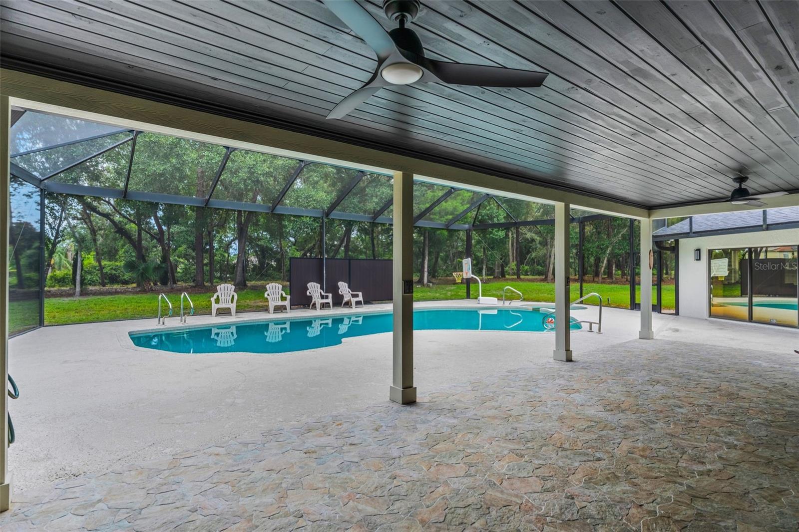 Property Photo: 723 Calico Court FL 32708