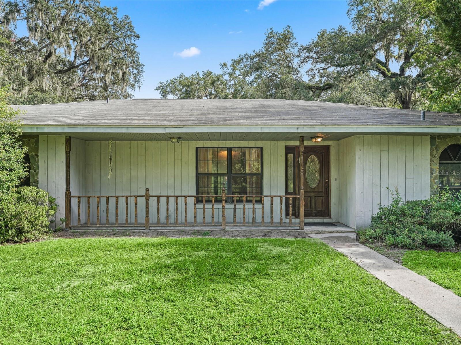 Property Photo: 722 Cr 312 FL 33513