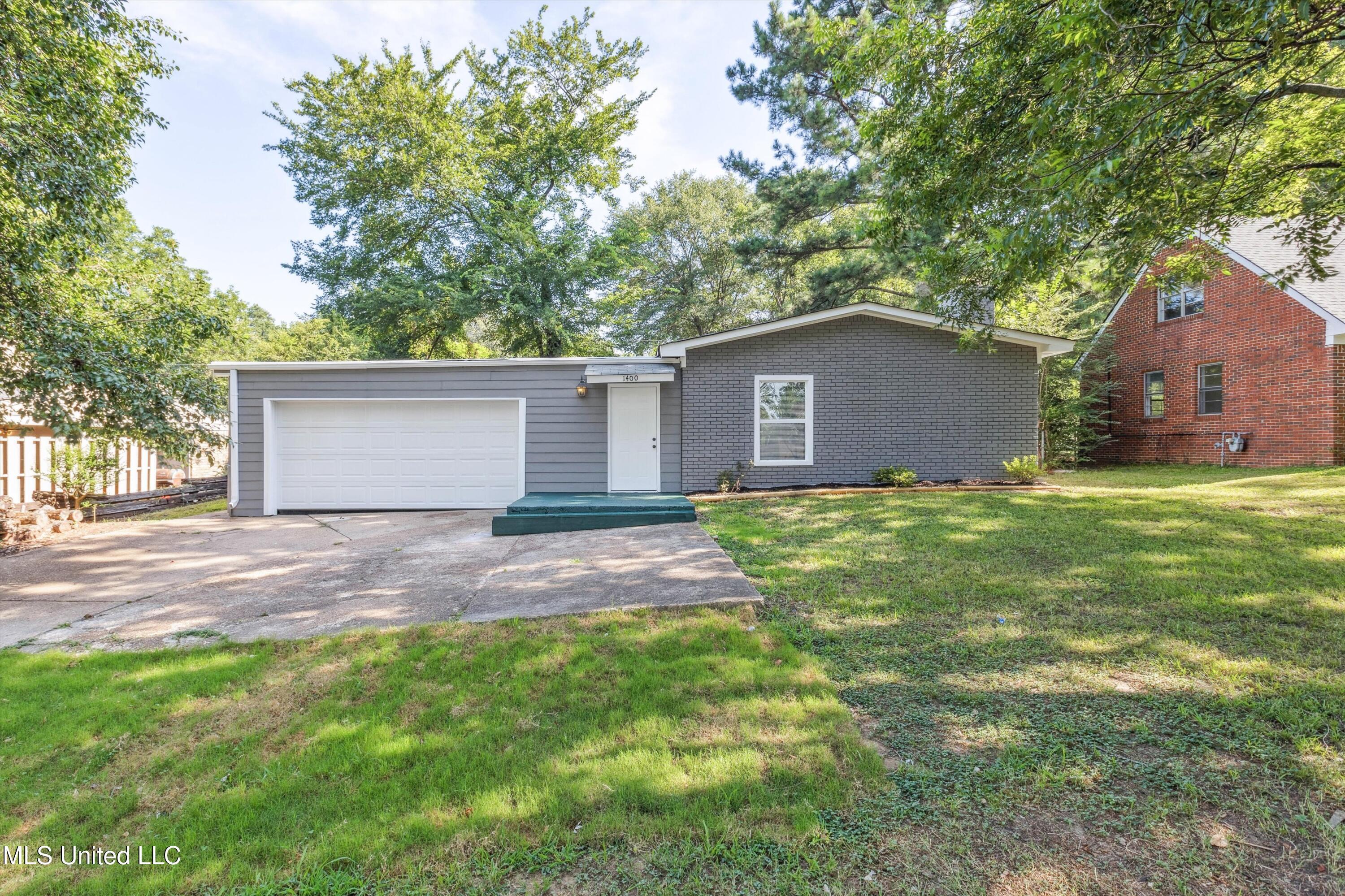Property Photo: 1400 Staunton Drive MS 38671