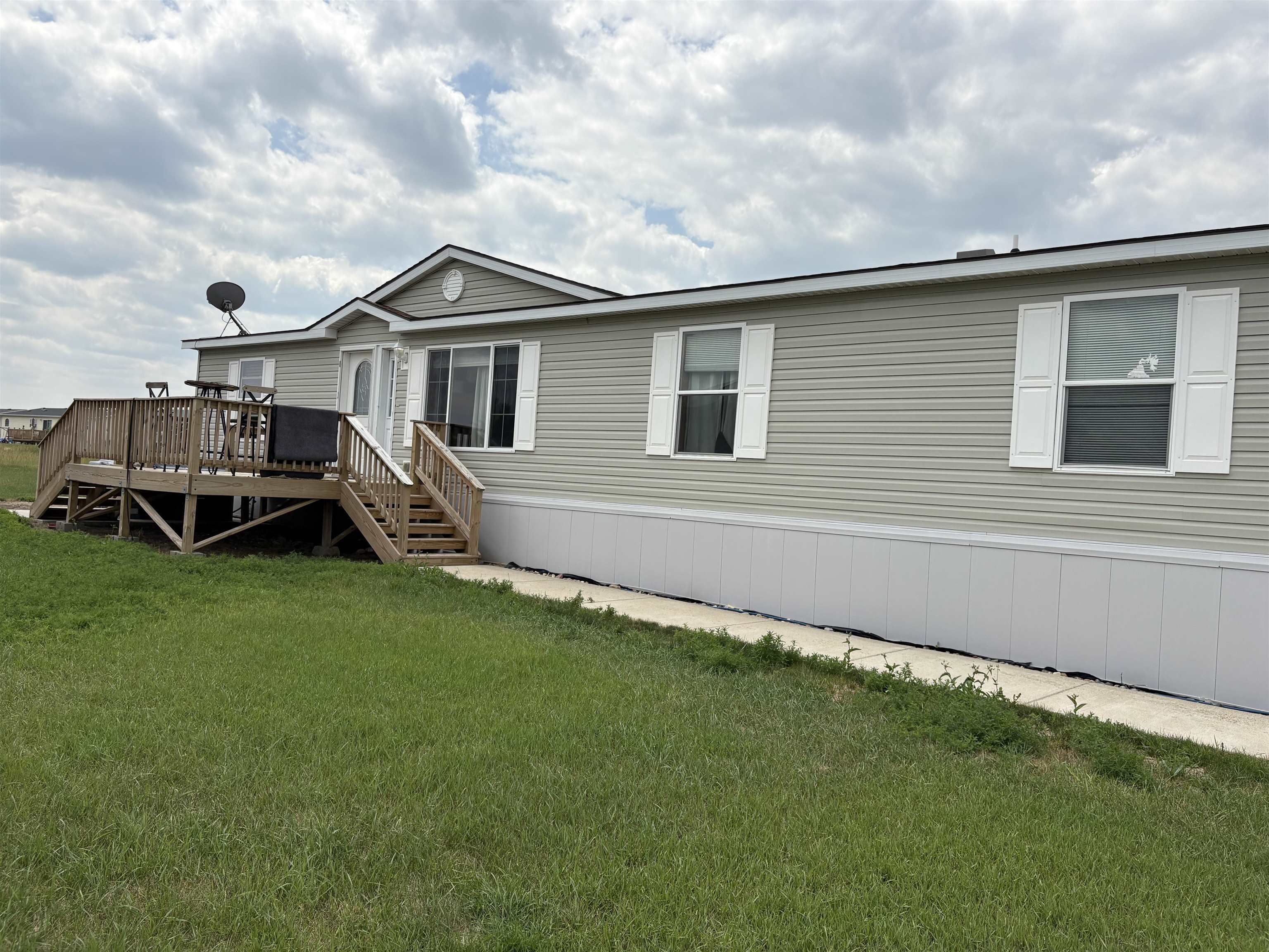 Property Photo:  861 Aster Loop  ND 58701 